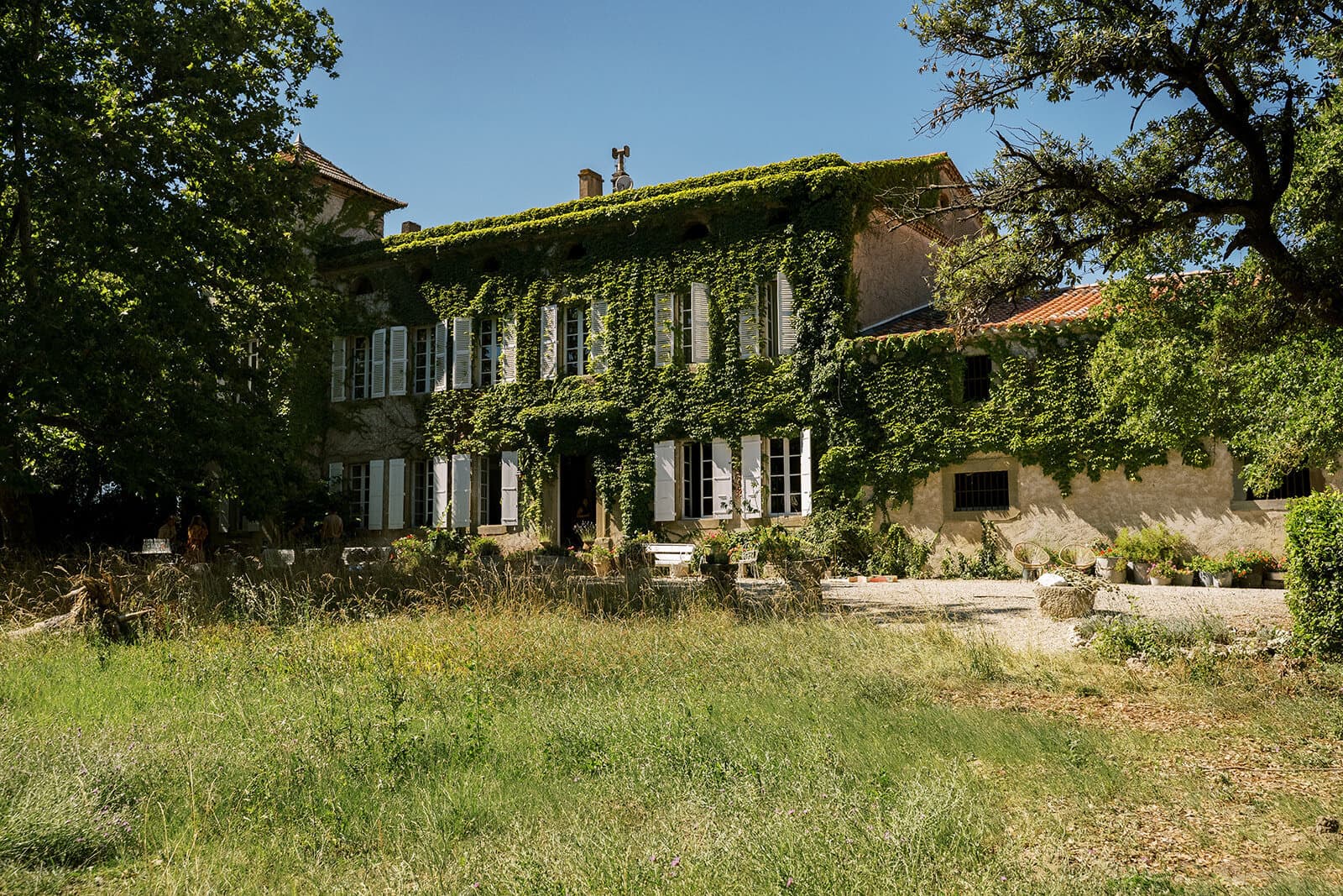 La belle eco front view with car